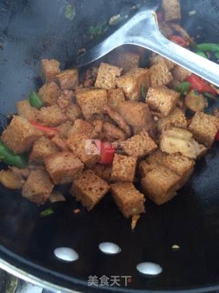 肉丝炒烤麦麸的做法步骤：7