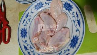 可乐鸡翅的做法步骤：1