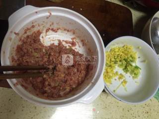 丸子小白菜汤的做法步骤：1