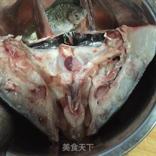 家常红烧鱼头的做法步骤：1