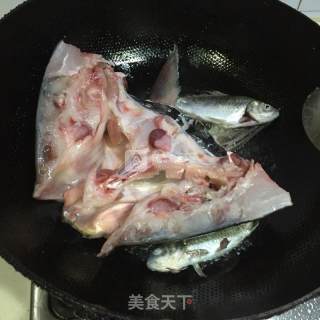 家常红烧鱼头的做法步骤：4