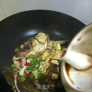 家常红烧鱼头的做法步骤：9