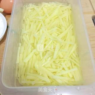 快手早餐土豆鸡蛋饼的做法步骤：2