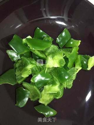 超下饭的柿子椒炒土豆片的做法步骤：1