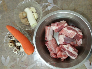 鹌鹑蛋烧排骨的做法步骤：1