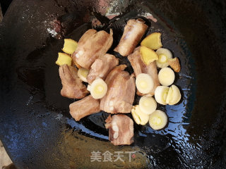 鹌鹑蛋烧排骨的做法步骤：4