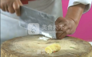 【桃李厨艺】桃李大师干货分享——文老师教你川味干煸素鳝丝的做法步骤：1