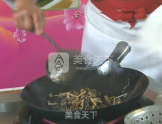 【桃李厨艺】桃李大师干货分享——文老师教你川味干煸素鳝丝的做法步骤：5