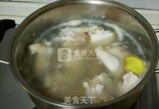 豆腐乳炖猪蹄的做法步骤：1