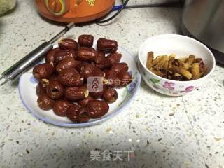 夹心芝麻阿胶枣的做法步骤：1