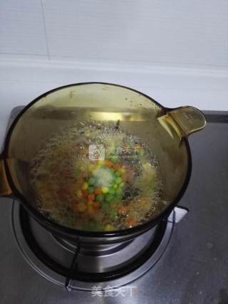 花花炒饭——有菠萝的炒饭哦的做法步骤：3