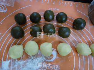 红豆沙蛋黄月饼的做法步骤：1