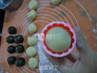 红豆沙蛋黄月饼的做法步骤：2