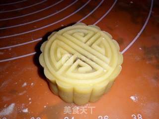 红豆沙蛋黄月饼的做法步骤：3