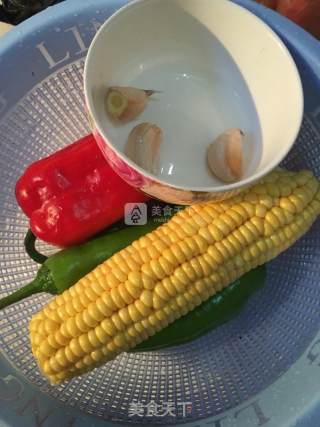 青红甜椒玉米粒的做法步骤：1