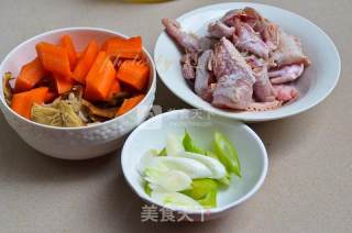 香菇烧鸡翅的做法步骤：2