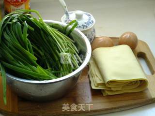 鸡蛋豆皮炒韭菜的做法步骤：1