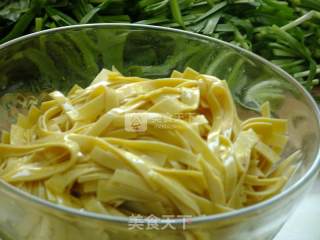 鸡蛋豆皮炒韭菜的做法步骤：3