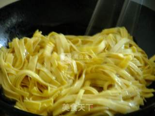 鸡蛋豆皮炒韭菜的做法步骤：4