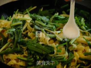 鸡蛋豆皮炒韭菜的做法步骤：6