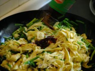 鸡蛋豆皮炒韭菜的做法步骤：7