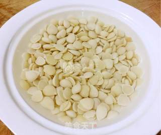 凉拌杏仁彩椒的做法步骤：1