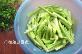 芹菜肉丝的做法步骤：2