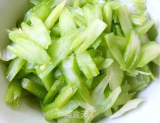 西芹百合溜虾仁的做法步骤：3