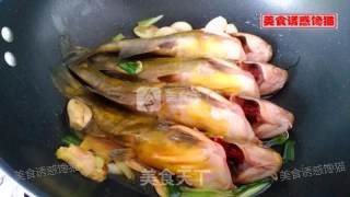 泡椒豆腐焖黄蜂鱼的做法步骤：5