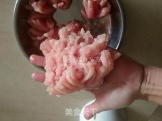 糖醋菊花里脊的做法步骤：1