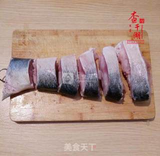 香煎胖头鱼的做法步骤：1