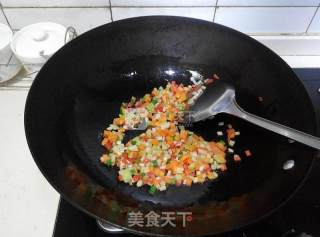 剩米饭吃出新花样——咸蛋黄烩饭的做法步骤：7