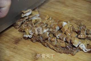 小炒腊猪肠的做法步骤：2