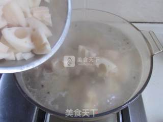 蹄花莲藕汤的做法步骤：7