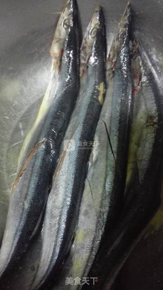 香煎秋刀鱼的做法步骤：1