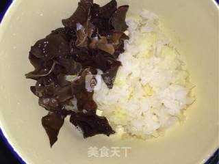 银耳木耳炒肉的做法步骤：2