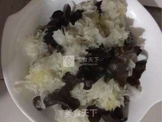 银耳木耳炒肉的做法步骤：3