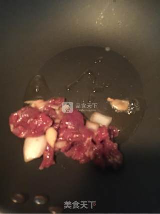 银耳木耳炒肉的做法步骤：5
