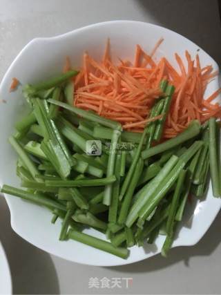 芹菜胡萝卜炒豆干的做法步骤：2