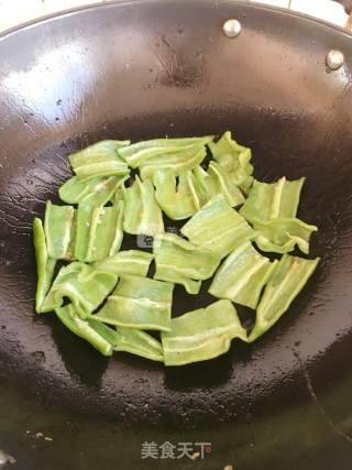 青椒荷包蛋的做法步骤：2