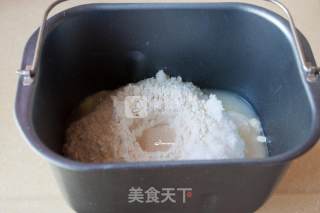 火腿芝士披萨面包的做法步骤：1