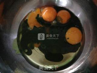 抹茶草莓蛋糕卷的做法步骤：4