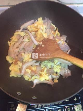 平菇炒鸡蛋的做法步骤：4