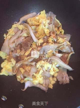平菇炒鸡蛋的做法步骤：5