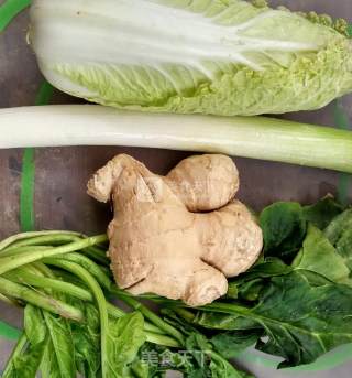 白菜饺子的做法步骤：1