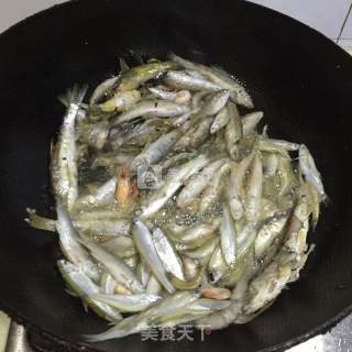 椒盐小杂鱼的做法步骤：3