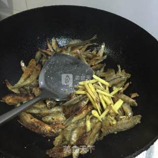 椒盐小杂鱼的做法步骤：5