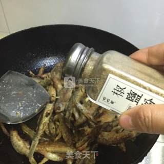 椒盐小杂鱼的做法步骤：6