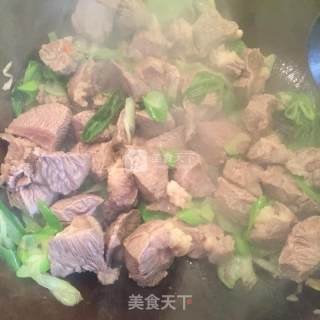 西红柿牛腩炖土豆的做法步骤：3