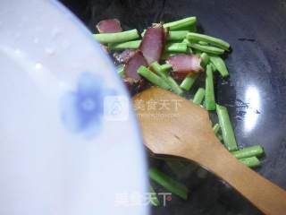 蘑菇酱肉炒梅豆的做法步骤：3